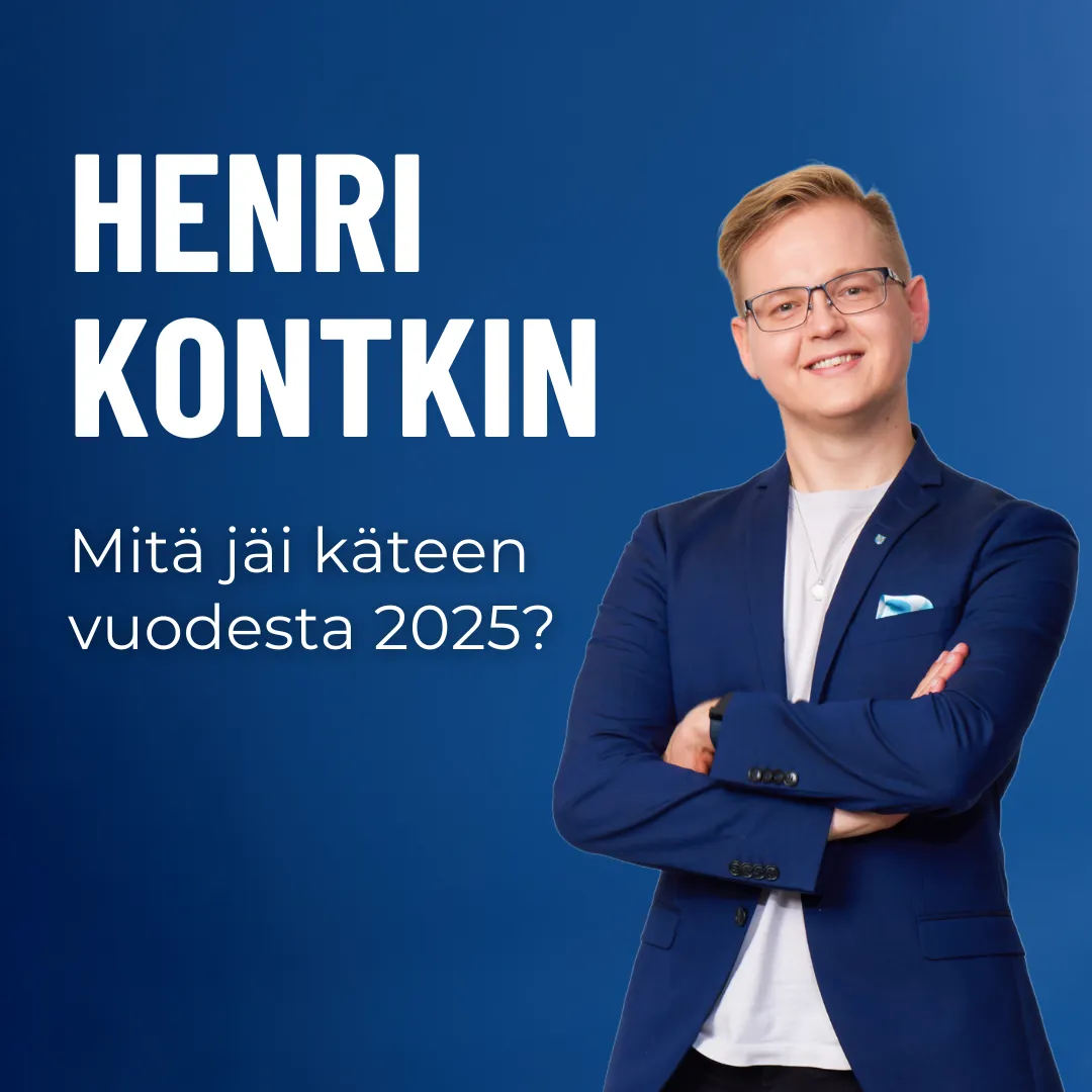 Henri Kontkin sinisessä puvussa hymyilee ja nojaa kädet ristissä, tummansininen tausta ja teksti 'Mitä jäi käteen vuodesta 2025?'